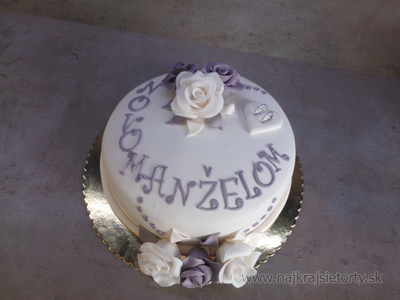 fialová  torta s ružami