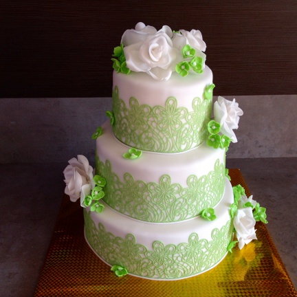 zelená svadobná torta s krajkou